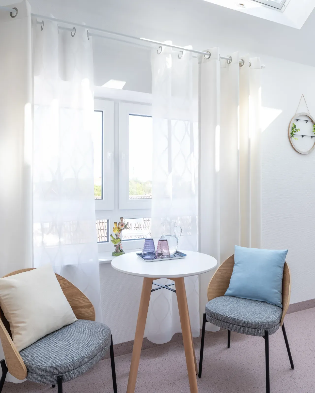 Bewohnerzimmer mit Dachschräge in der Intensiv-Wohngemeinschaft Warburg